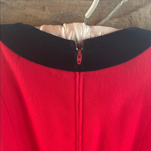 Saks Fifth Avenue Vintage Vibrant Red Dress; Black Velvet Collar Cuffs Belt;Sz 8 - Picture 12 of 16